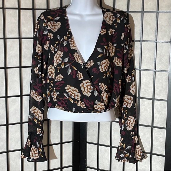 Forever 21 Tops - Forever 21 ladies crop blouse, size medium